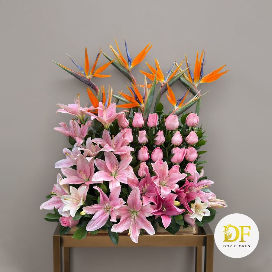 Arreglo Floral de Rosas, Lirios y Aves del Paraíso
