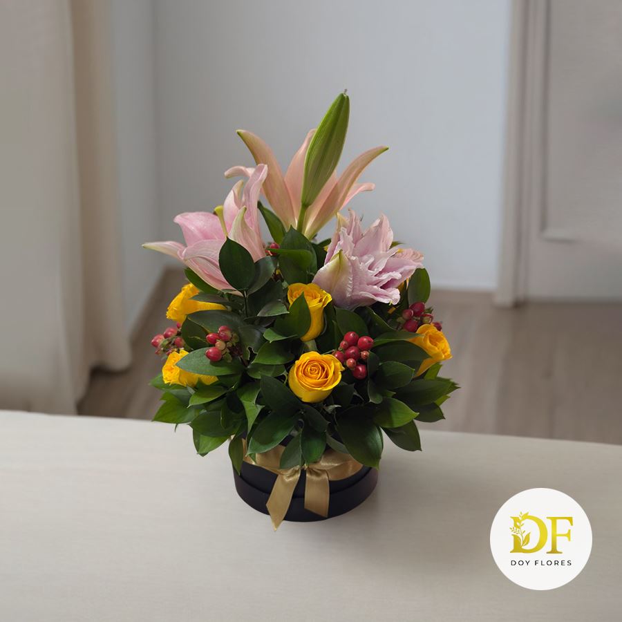 Arreglo de Lirios y Rosas con Canasta Artesanal