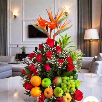 Arreglo Floral de Rosas, Frutas y Aves del Paraíso
