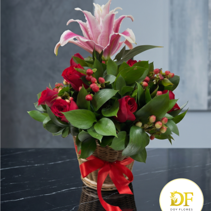 Arreglo de Lirios y Rosas con Canasta Artesanal